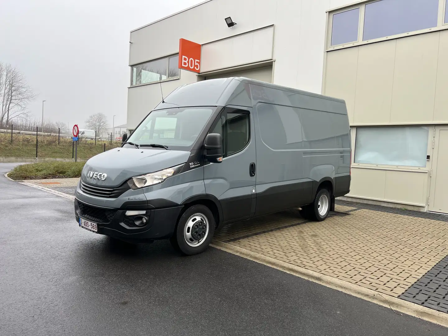 Iveco Daily 35C18+3.0+Turbo+VGT+Hi-Matic Grijs - 2