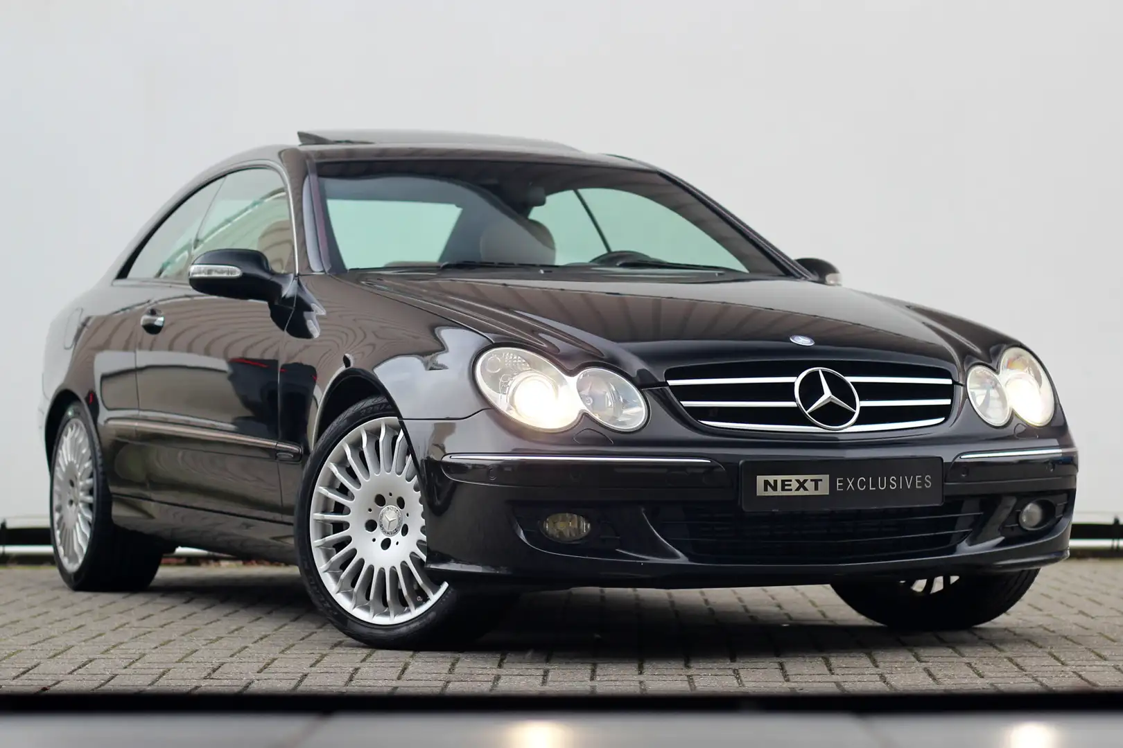Mercedes-Benz CLK 200 Coupé K. Elegance | Pano | Verwarming | 18 inch Zwart - 1