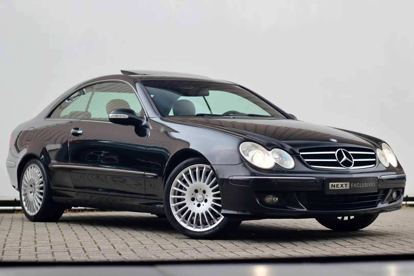 Mercedes-Benz CLK 200 Coupé K. Elegance | Pano | Verwarming | 18 inch Zwart - 2