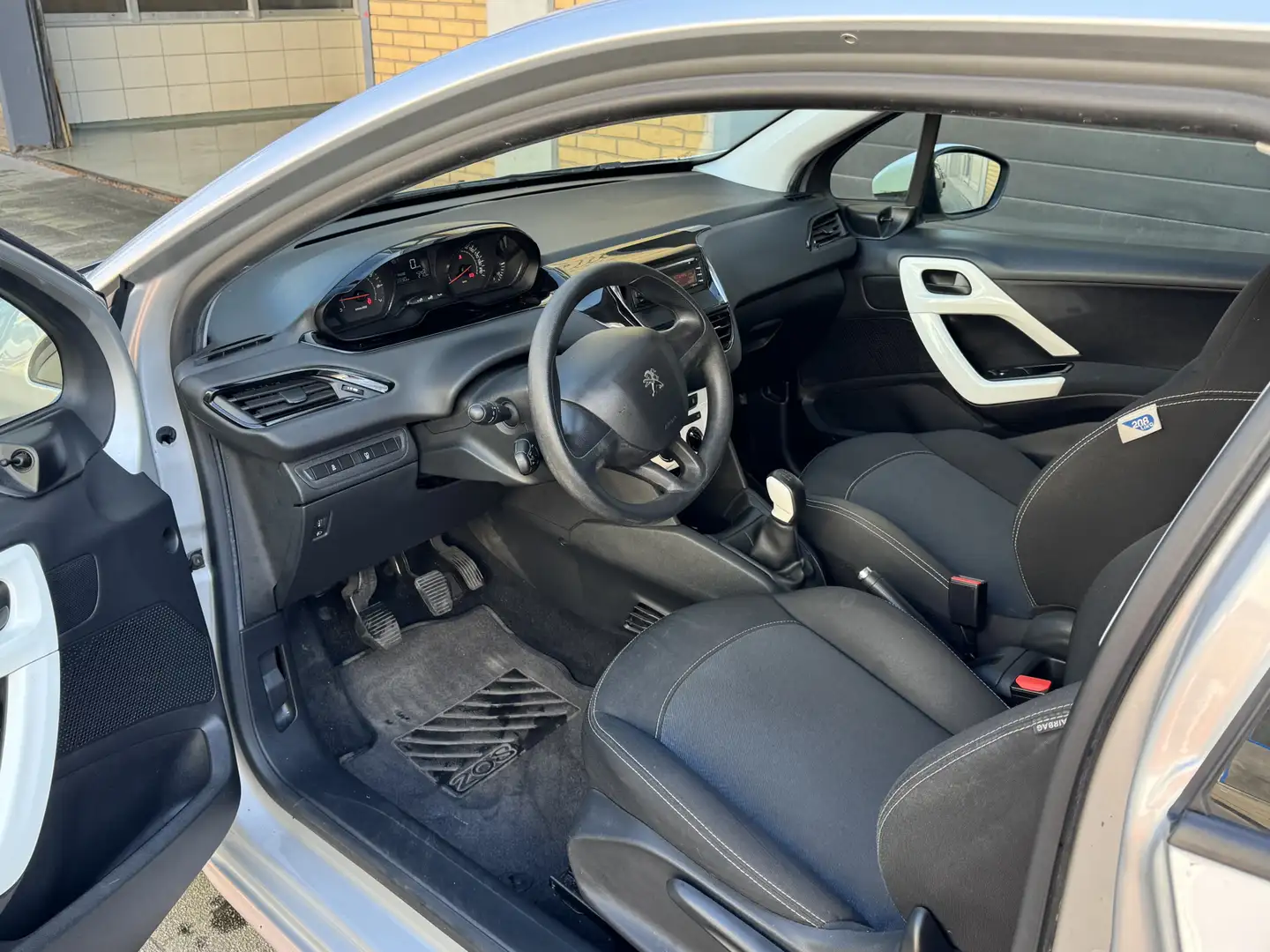 Peugeot 208 1.0 PureTech LIKE Grau - 2