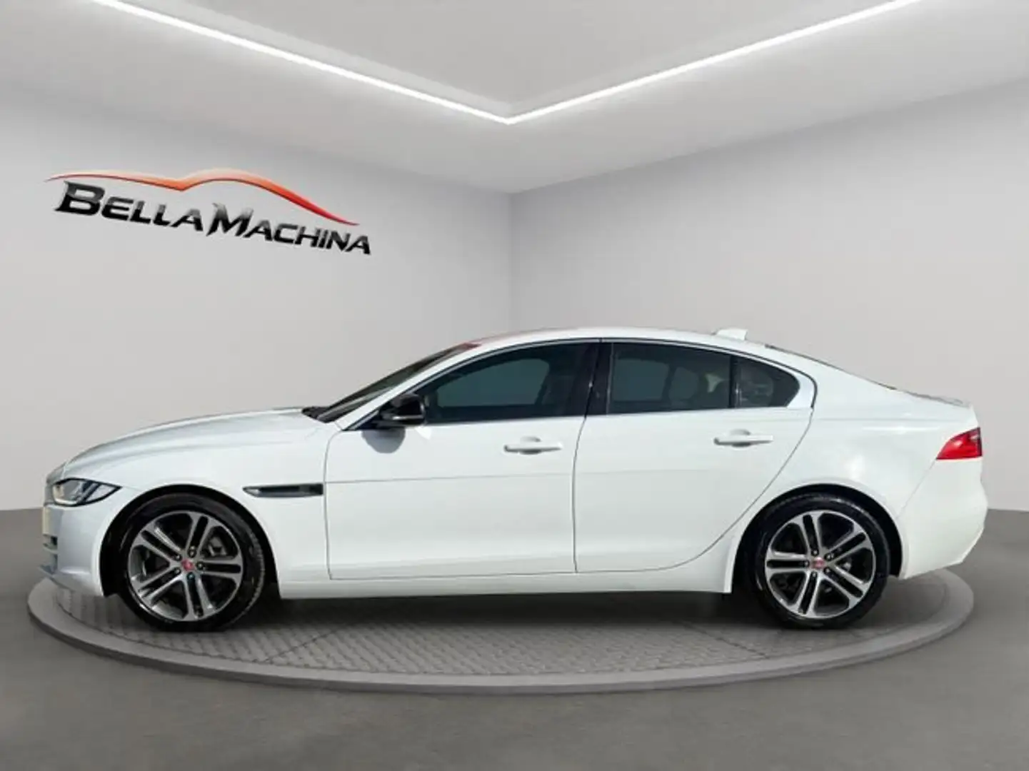 Jaguar XE 2.0D I4 132kW(180CV) RWD AT R-Dynamic SE Blanco - 2