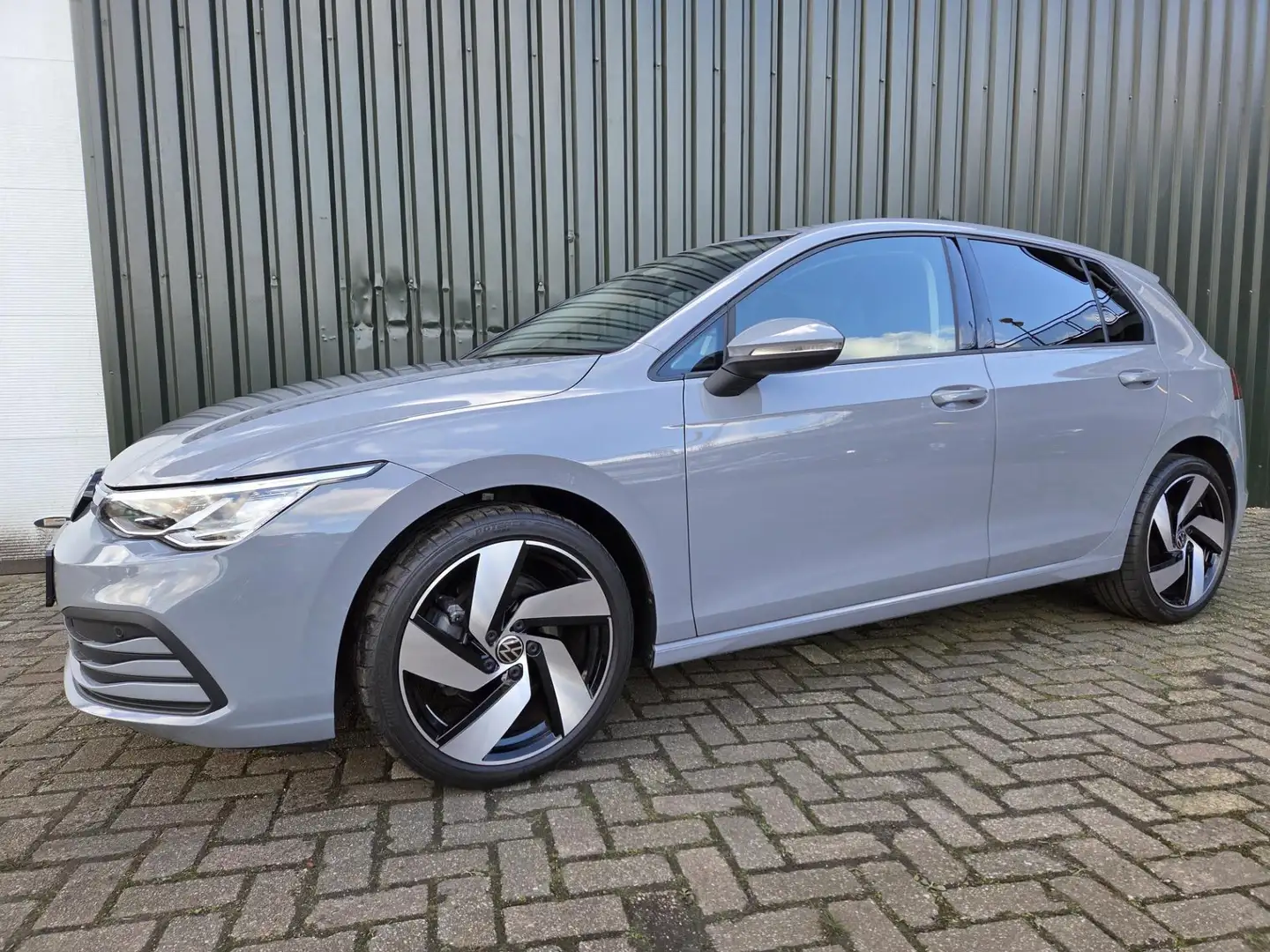 Volkswagen Golf 1.5 eTSI Business Virtual Cockpit 18 Inch LM Grijs - 2