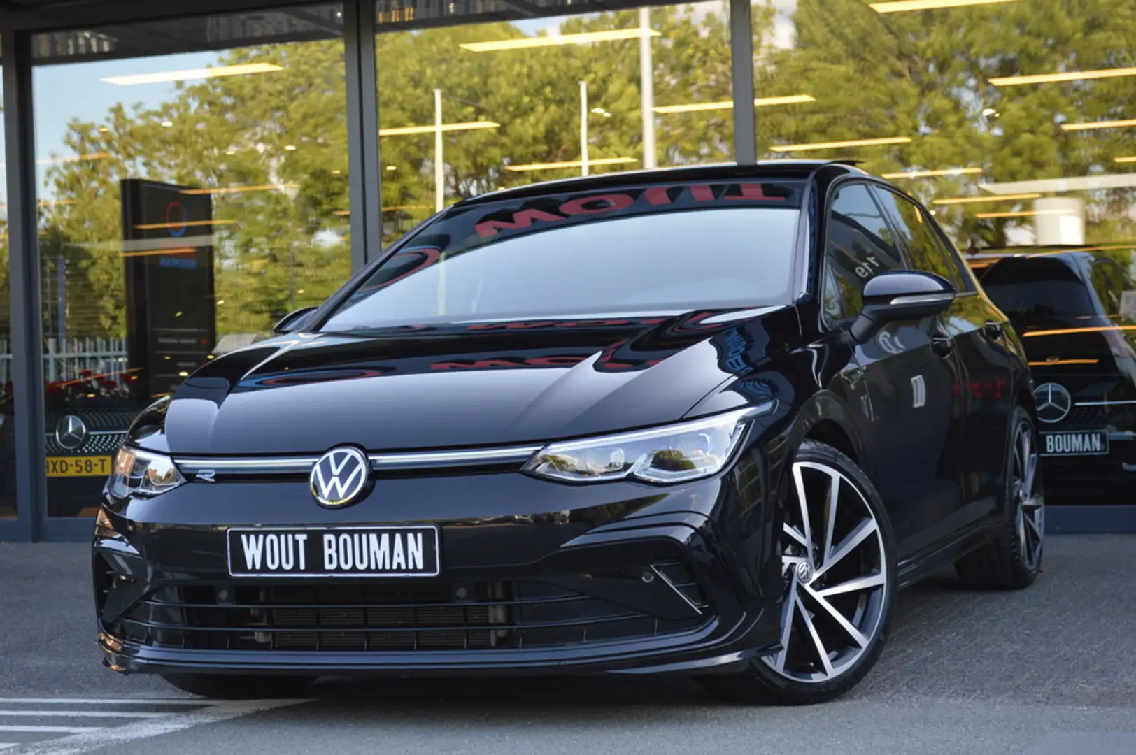 Volkswagen Golf 1.5 eTSI R-Line DSG Led Panorama Virtual Sfeer Cam Zwart - 1