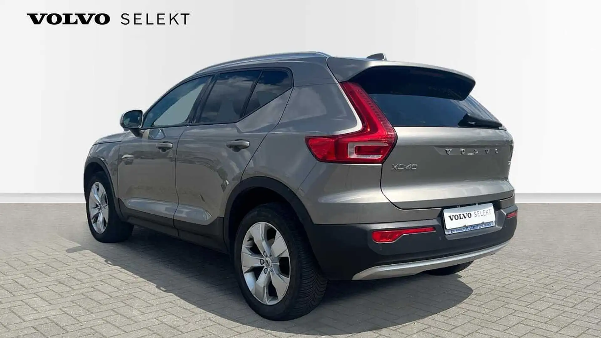 Volvo XC40 T2 | Momentum Pro Gris - 2