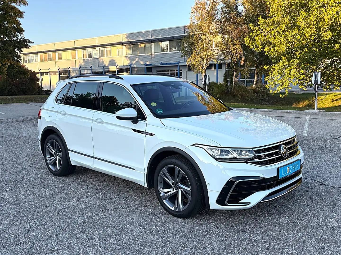 Volkswagen Tiguan 2.0 TDI R-Line DSG IQ Light Matrix AHK Kamera F... Weiß - 1