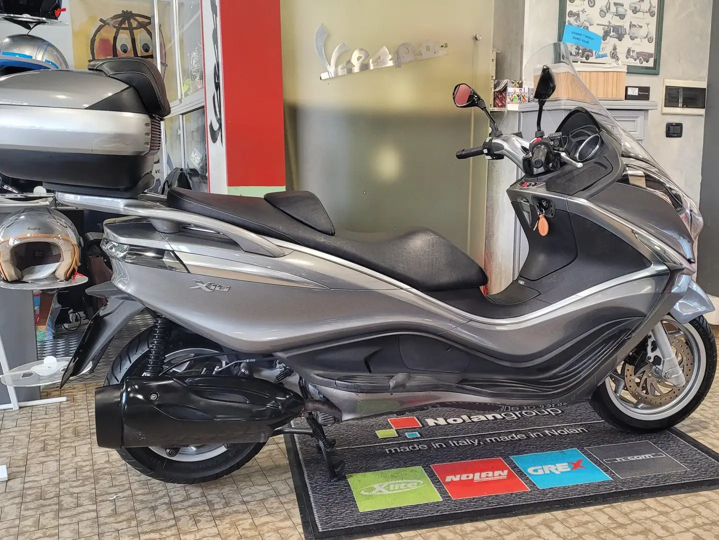 Piaggio X 10 Grijs - 1