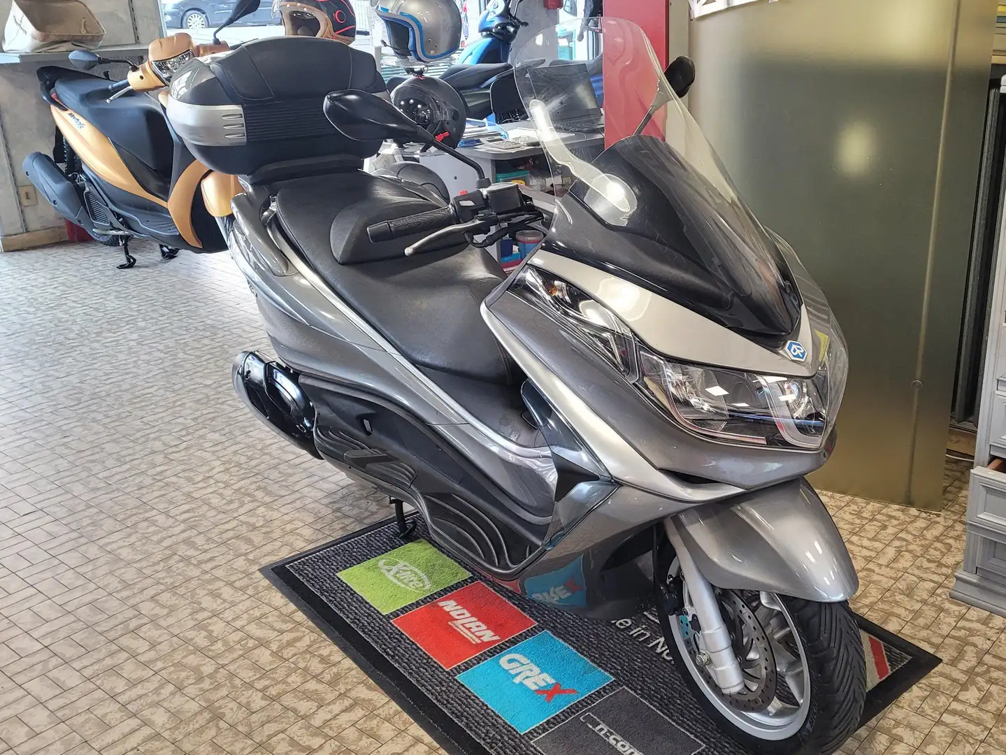 Piaggio X 10 Grijs - 2