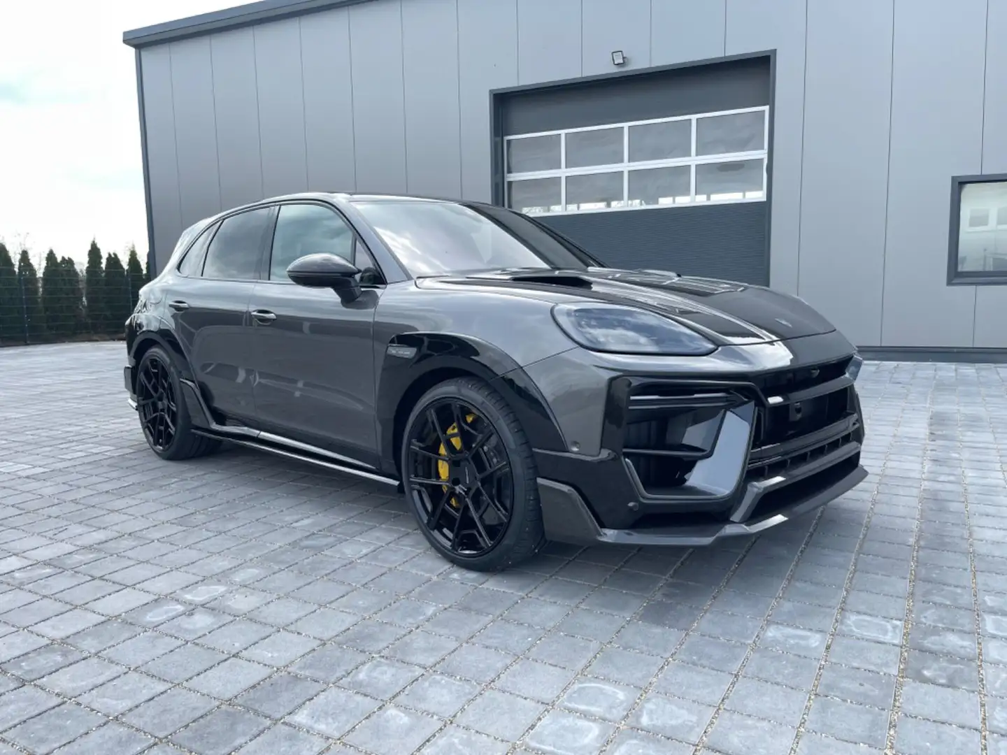 Porsche Cayenne Magnum / 1of25 / First Edition Grau - 2