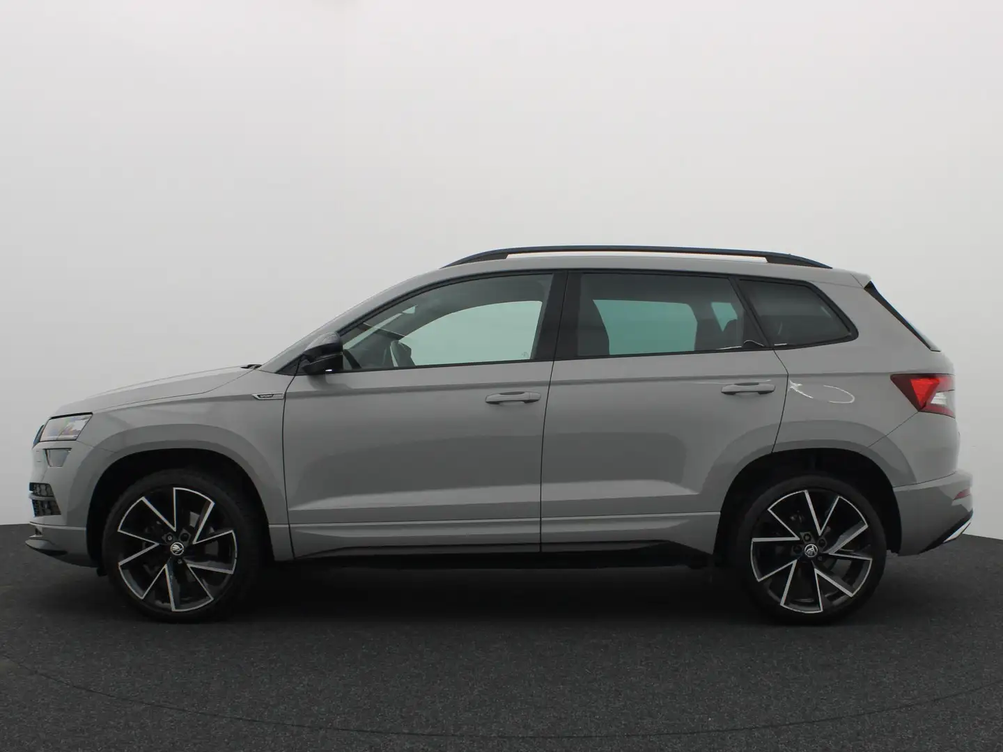 Skoda Karoq 1.5 TSI ACT Sportline Business AUTOMAAT / FULL LED Grijs - 2