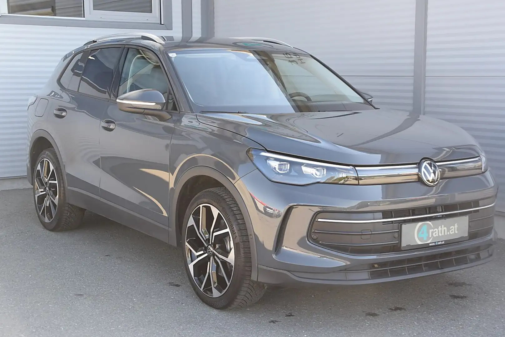 Volkswagen Tiguan 1,5 TSI eHybrid 150kW PHEV Life DSG AHK Grau - 2