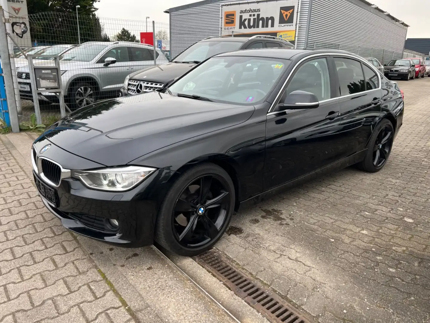 BMW 320 Baureihe 3 Lim. 320d xDrive Negro - 1