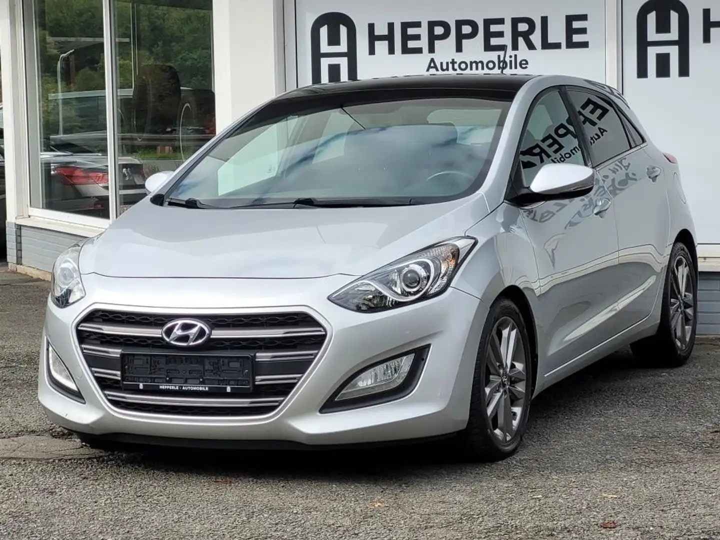 Hyundai i30 1.6 CRDI blue Passion PANO+TEMP+SHZ+KAMERA Silber - 2