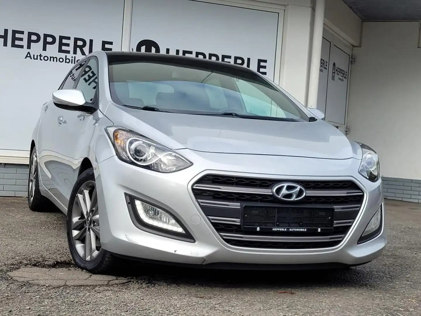 Hyundai i30 1.6 CRDI blue Passion PANO+TEMP+SHZ+KAMERA Silber - 1