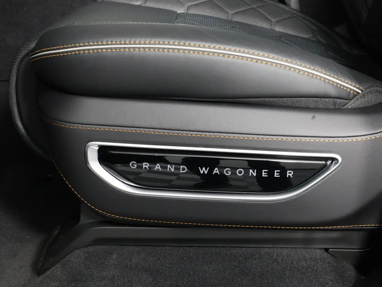Jeep Grand Wagoneer снимка Jeep Grand Wagoneer