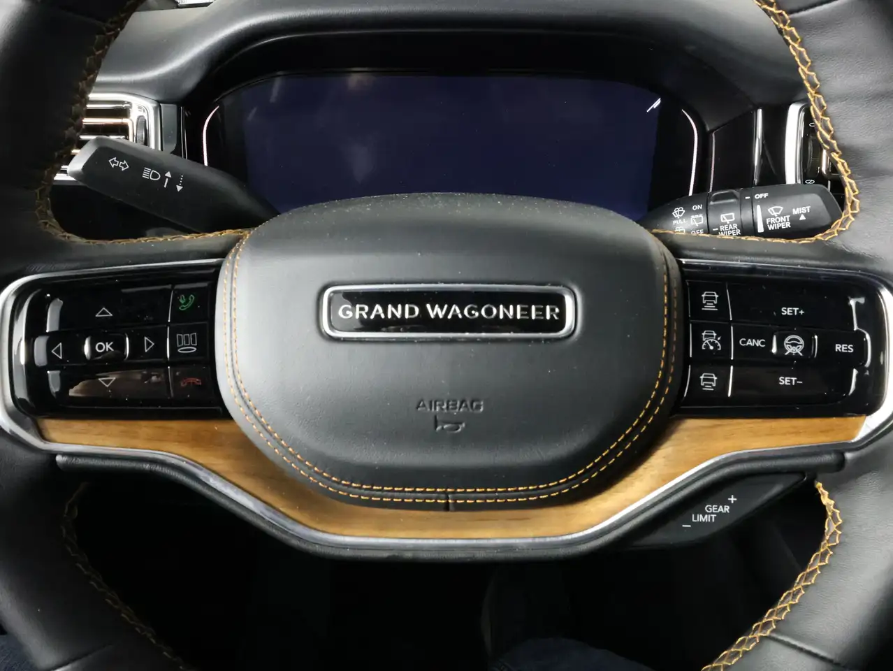 Jeep Grand Wagoneer снимка Jeep Grand Wagoneer