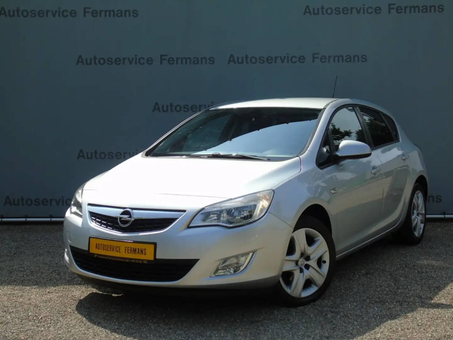 Opel Astra 1.4 Turbo 140PK - 2011 - 79DKM - Airco Zilver - 1
