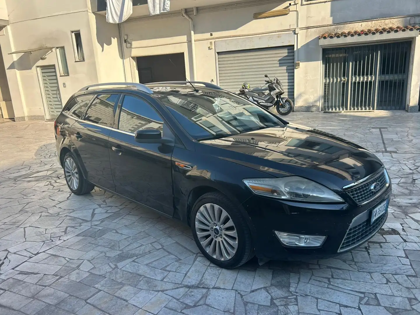 Ford Mondeo Mondeo III 2007 SW SW 2.0 tdci Ghia Pack dpf Zwart - 2