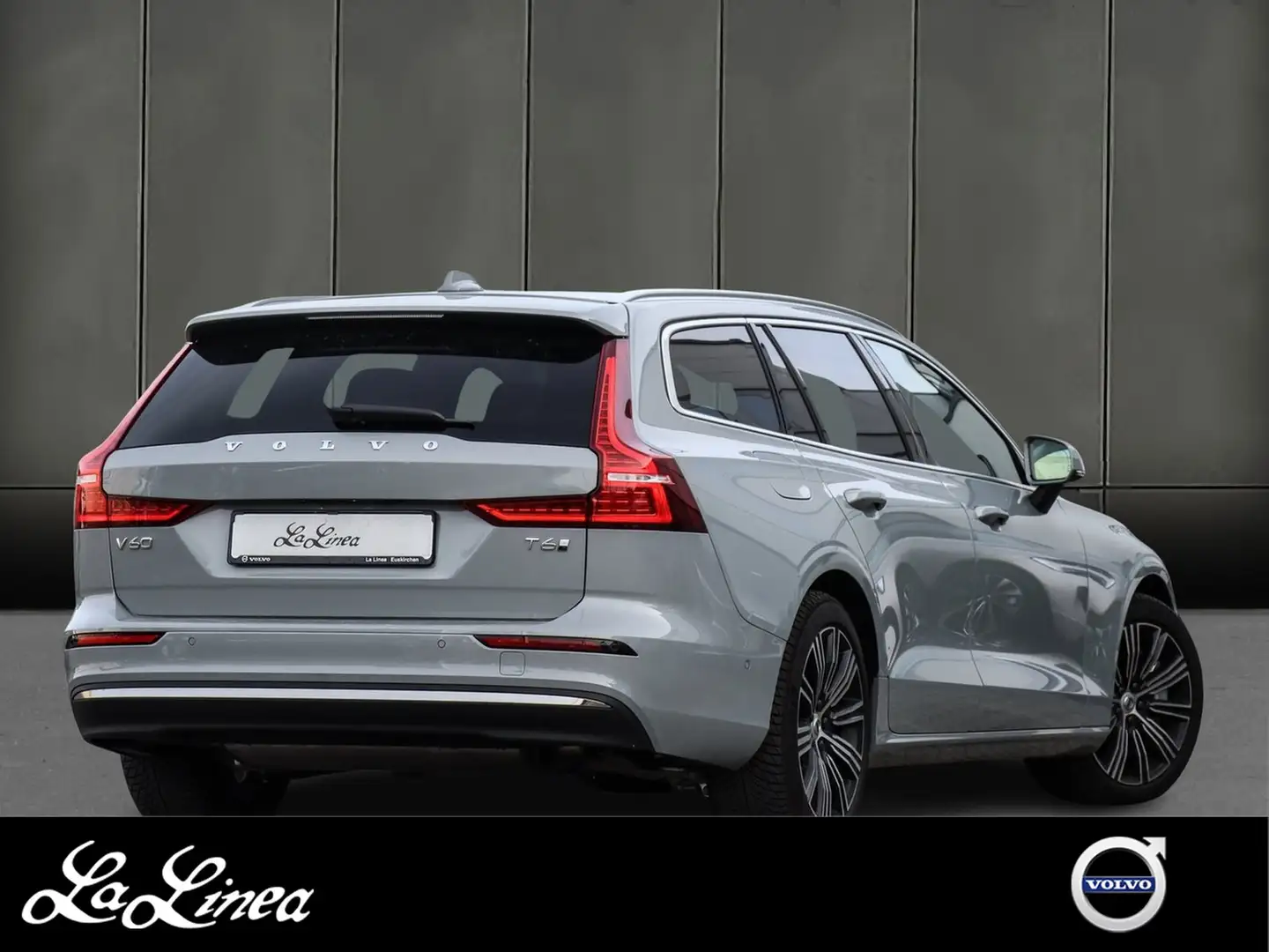 Volvo V60 T6 Recharge Plug-In Hybrid AWD Plus Bright Grijs - 2