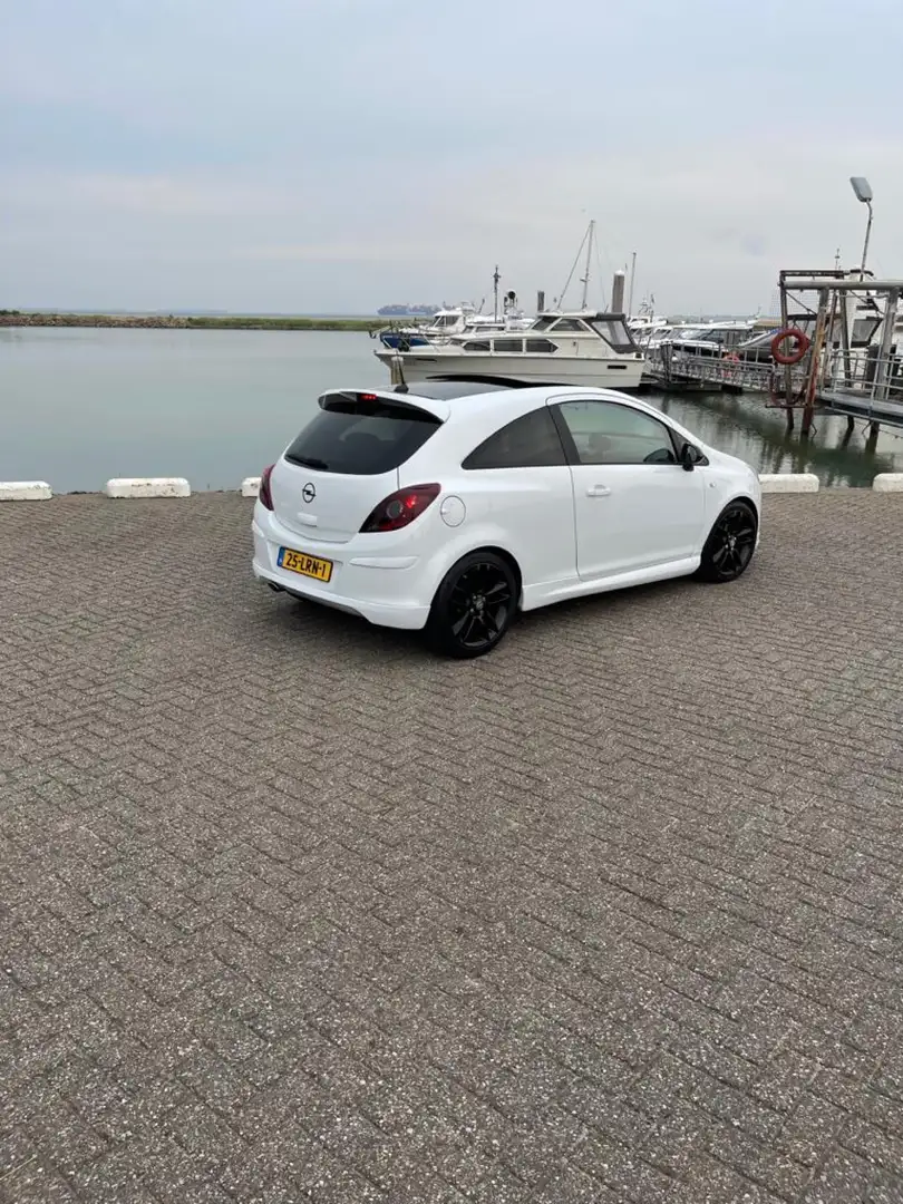 Opel Corsa 1.4-16V 111 opc line limited Edition Wit - 2
