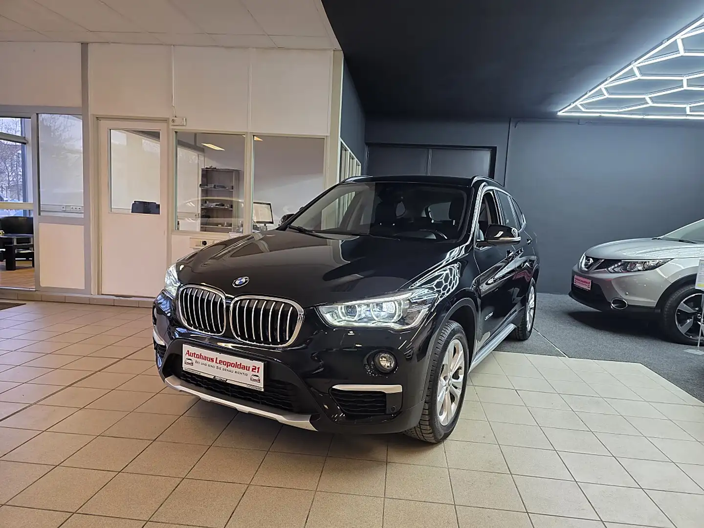 BMW X1 xDrive18d xLine Aut. Schwarz - 1