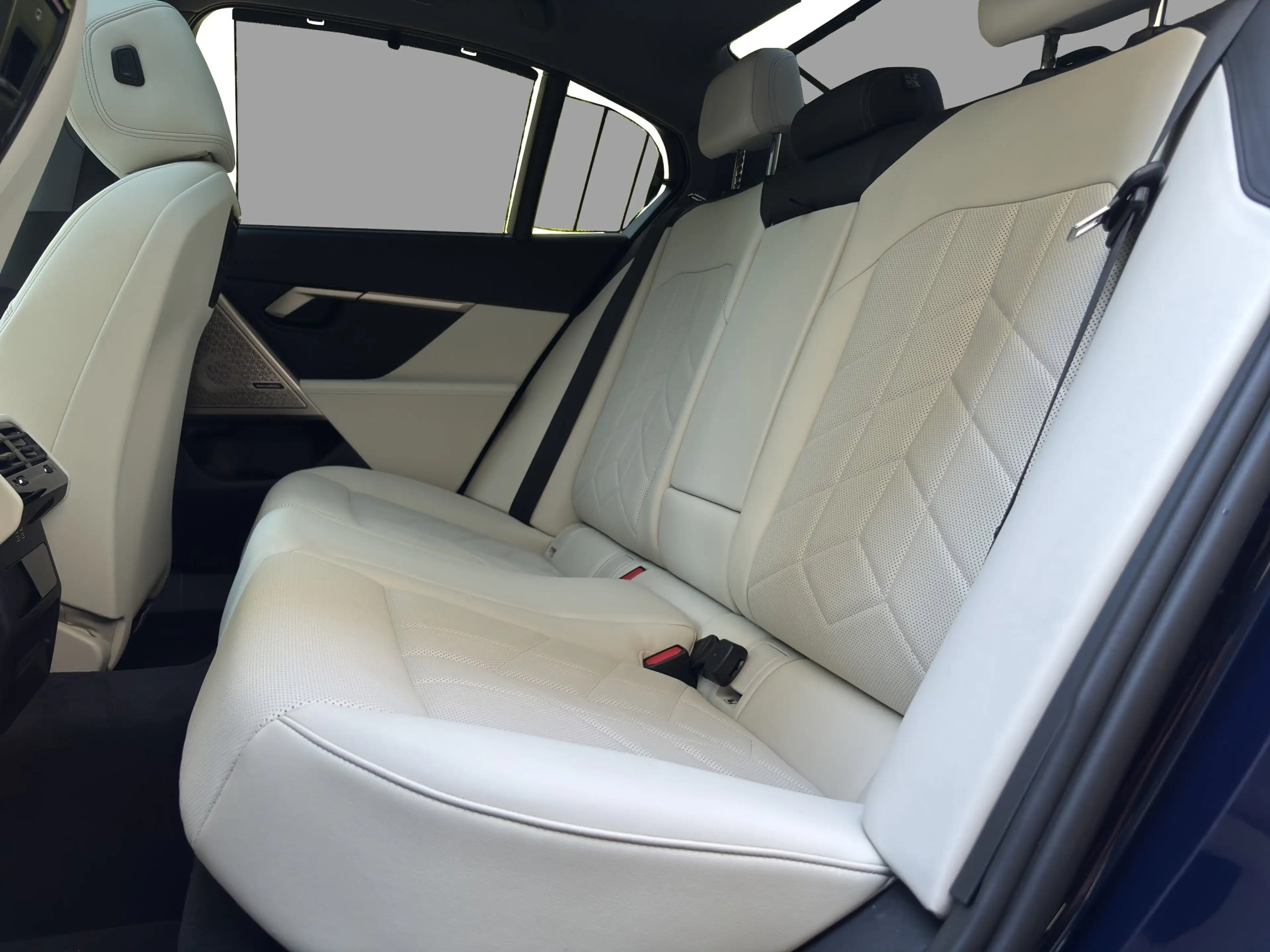 BMW 550 e xDrive Limousine — photo 8