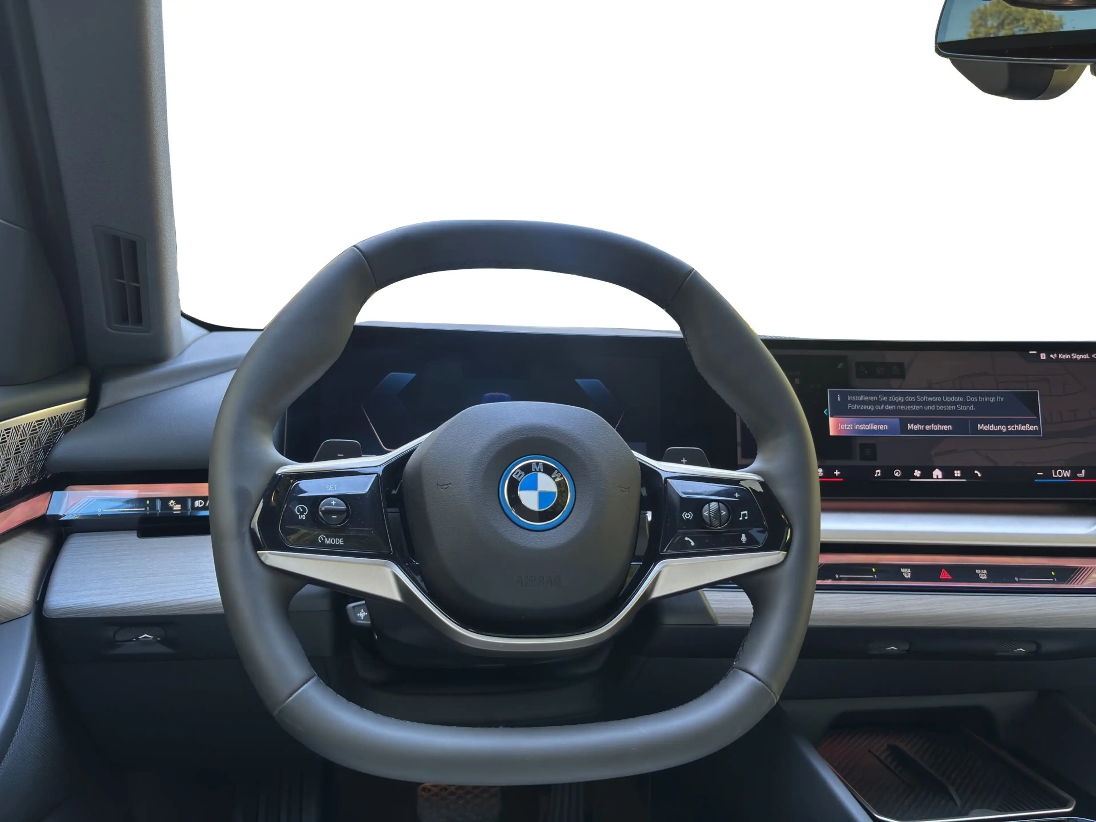 BMW 550 e xDrive Limousine — photo 10
