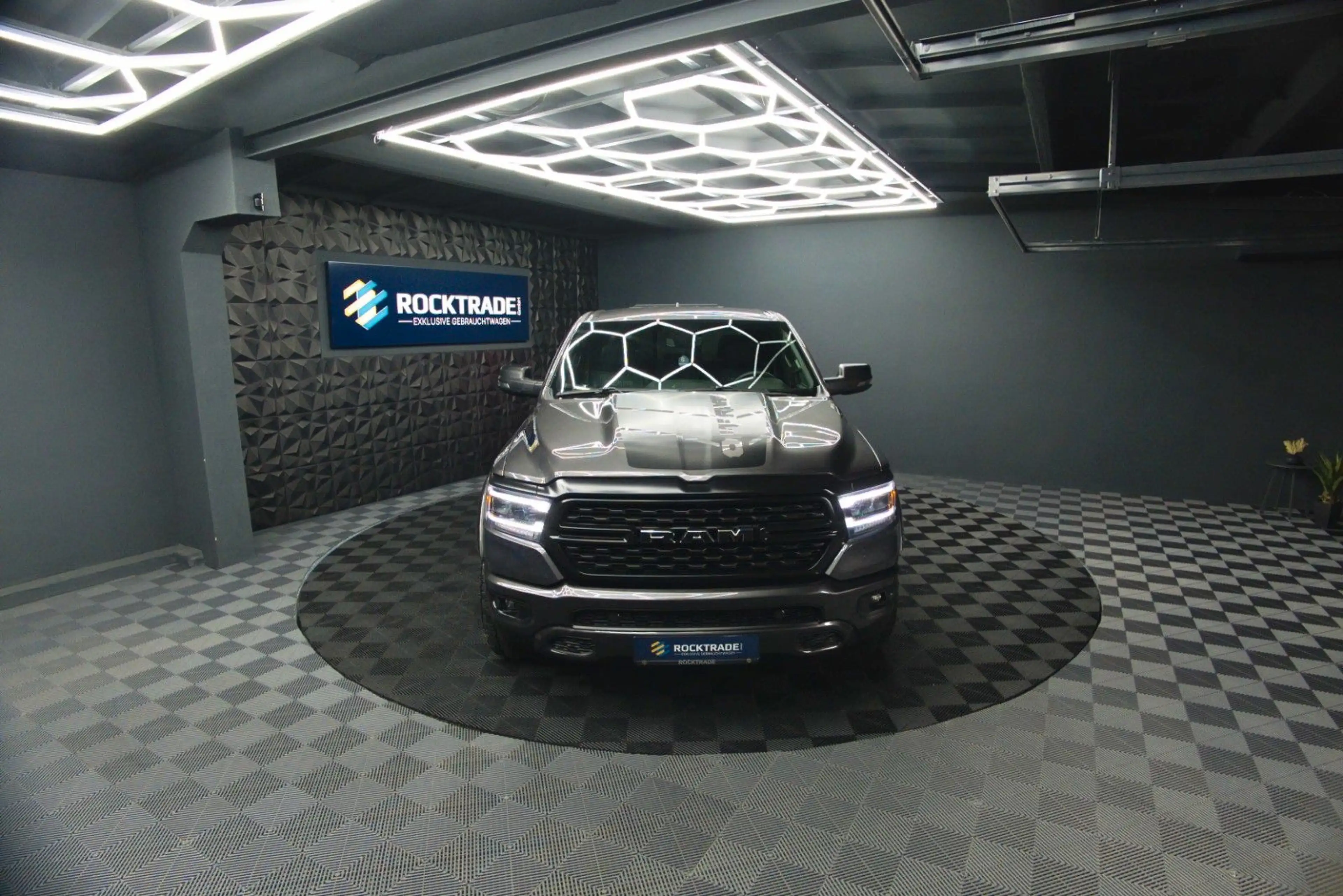 Dodge RAM 5.7 V8 HEMI 4x4 OFFROAD Night-Paket *LED* — photo 11