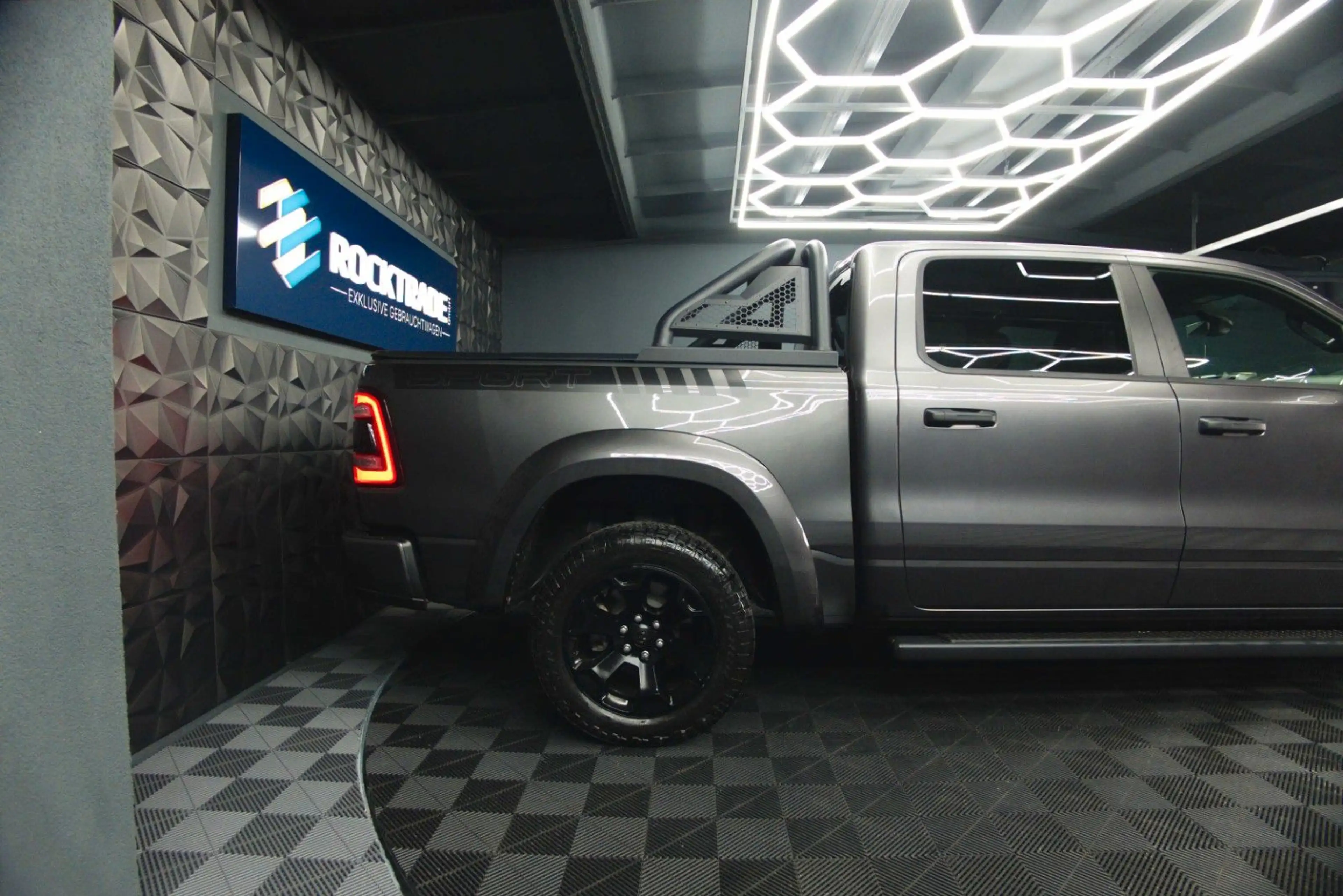 Dodge RAM 5.7 V8 HEMI 4x4 OFFROAD Night-Paket *LED* — photo 15