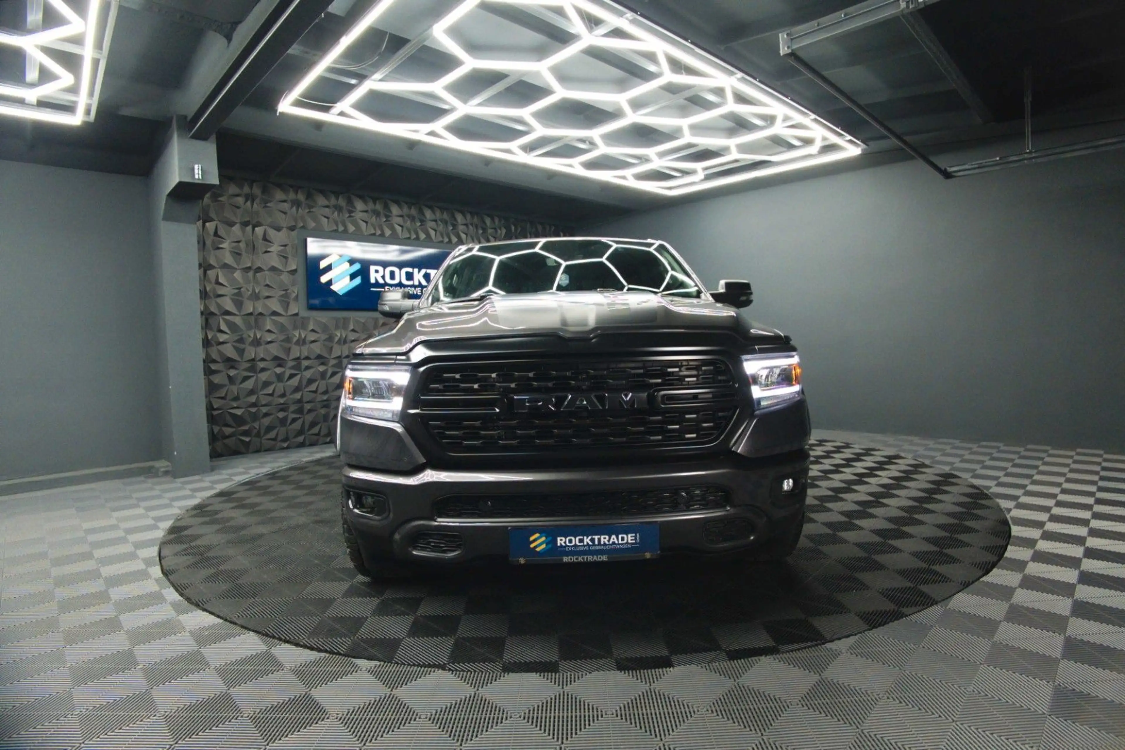 Dodge RAM 5.7 V8 HEMI 4x4 OFFROAD Night-Paket *LED* — photo 12