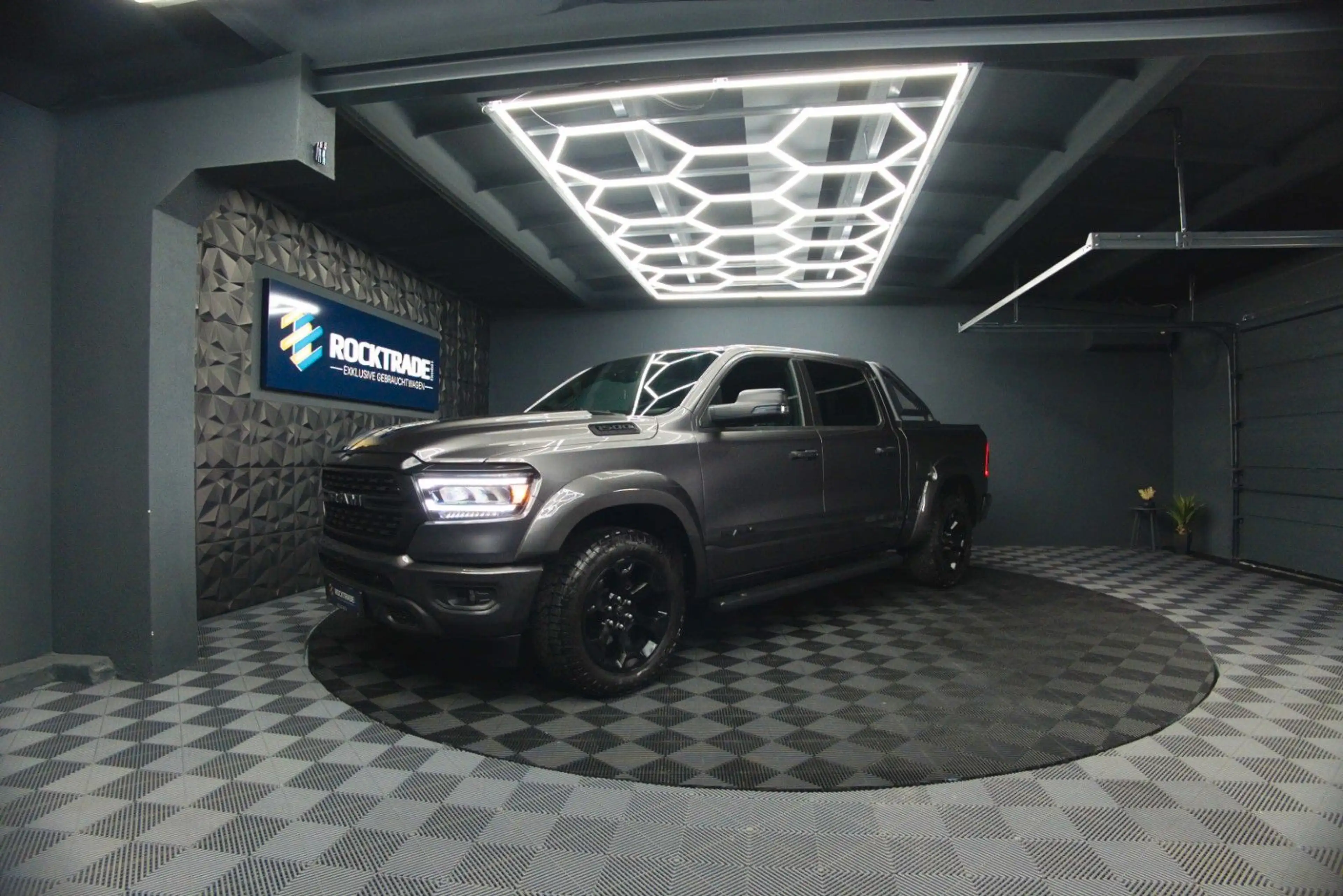 Dodge RAM 5.7 V8 HEMI 4x4 OFFROAD Night-Paket *LED* — photo 10