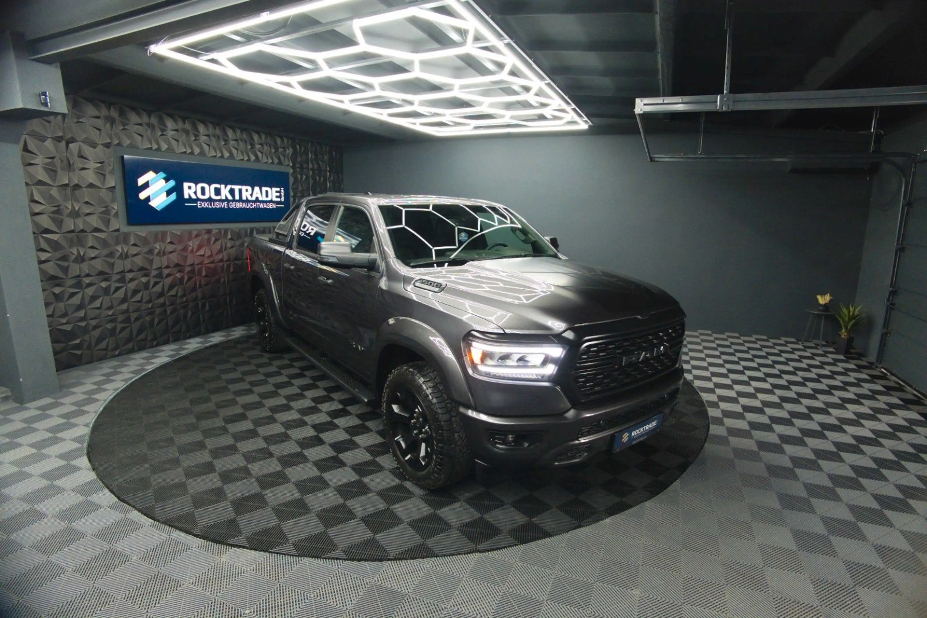 Dodge RAM 5.7 V8 HEMI 4x4 OFFROAD Night-Paket *LED* — photo 13