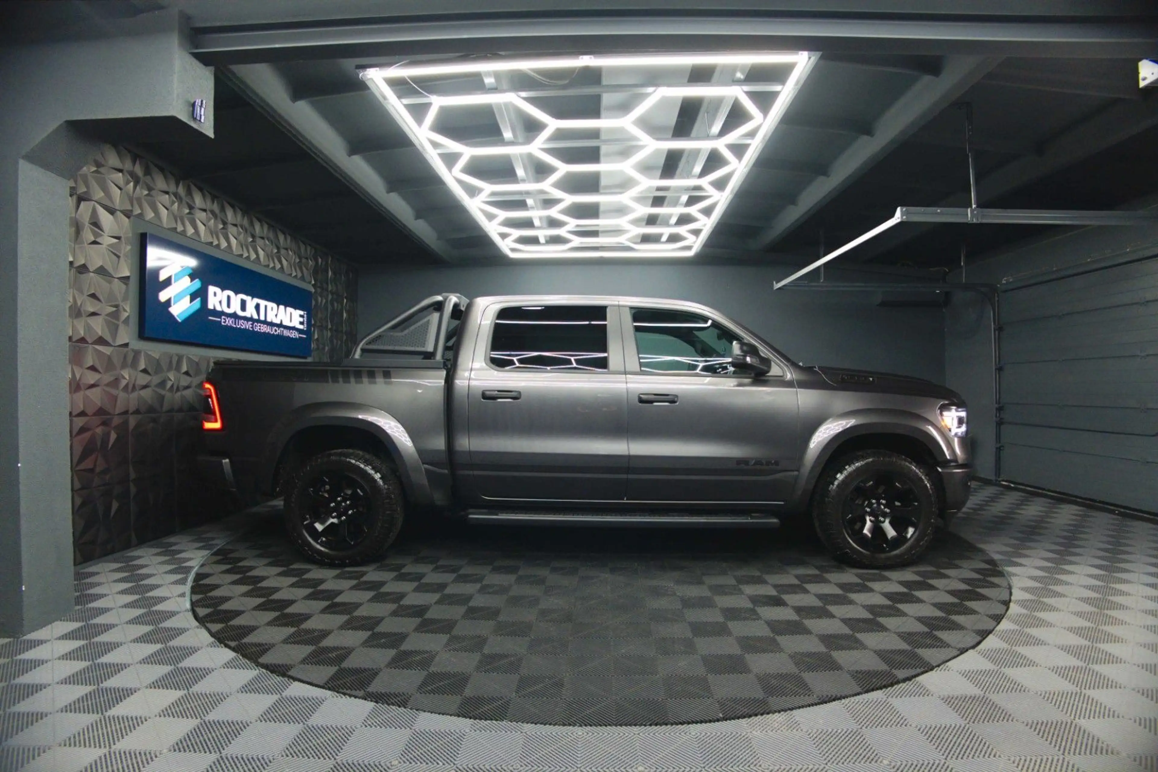 Dodge RAM 5.7 V8 HEMI 4x4 OFFROAD Night-Paket *LED* — photo 14