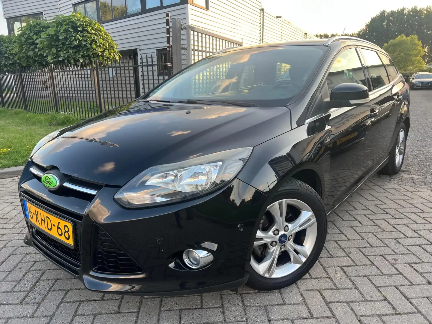 Ford Focus Wagon 1.0 EcoBoost Titanium 2012 Clima Navi PDC Negro - 2