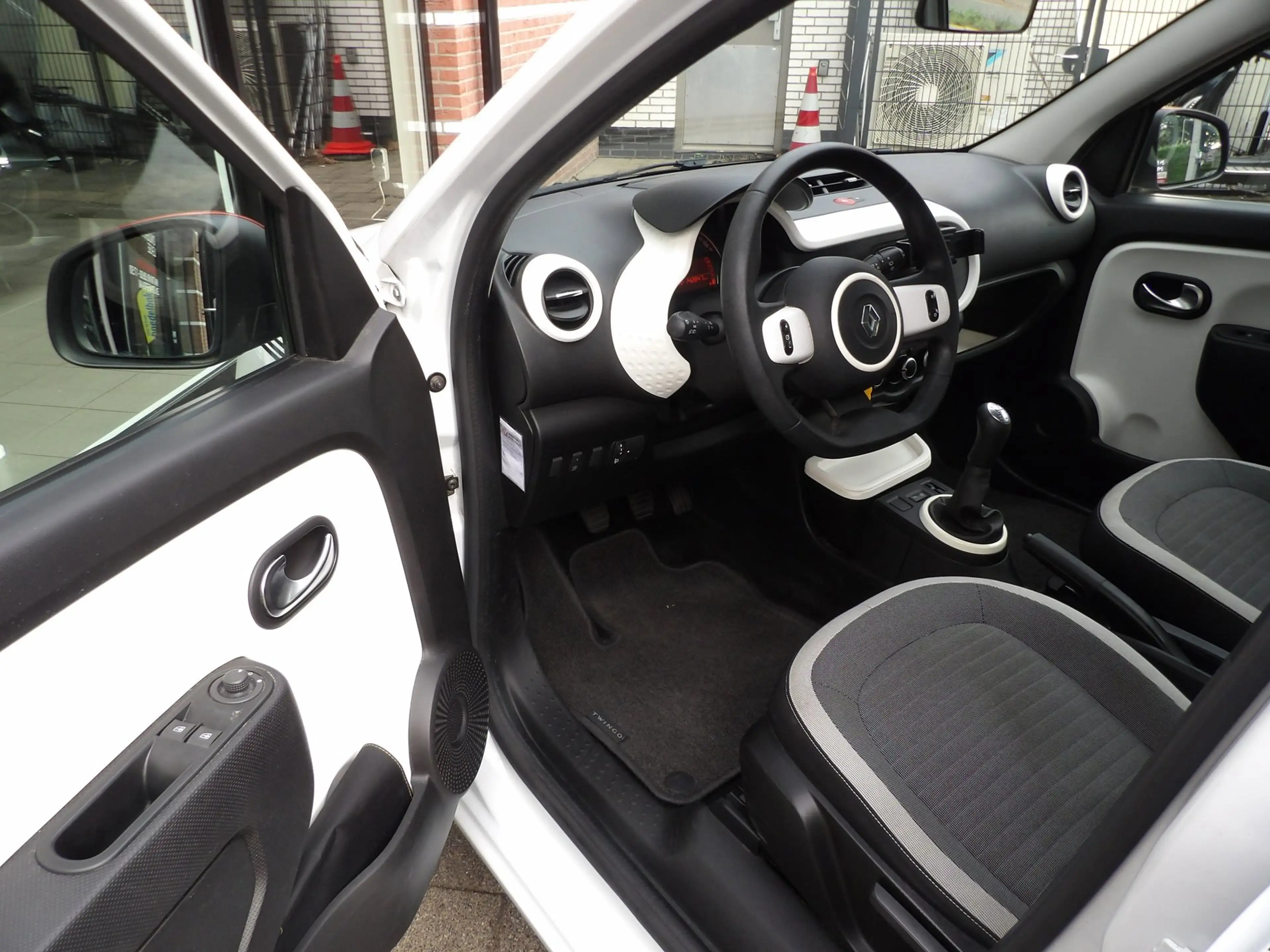 Renault Twingo 1.0 SCe Collection — photo 13