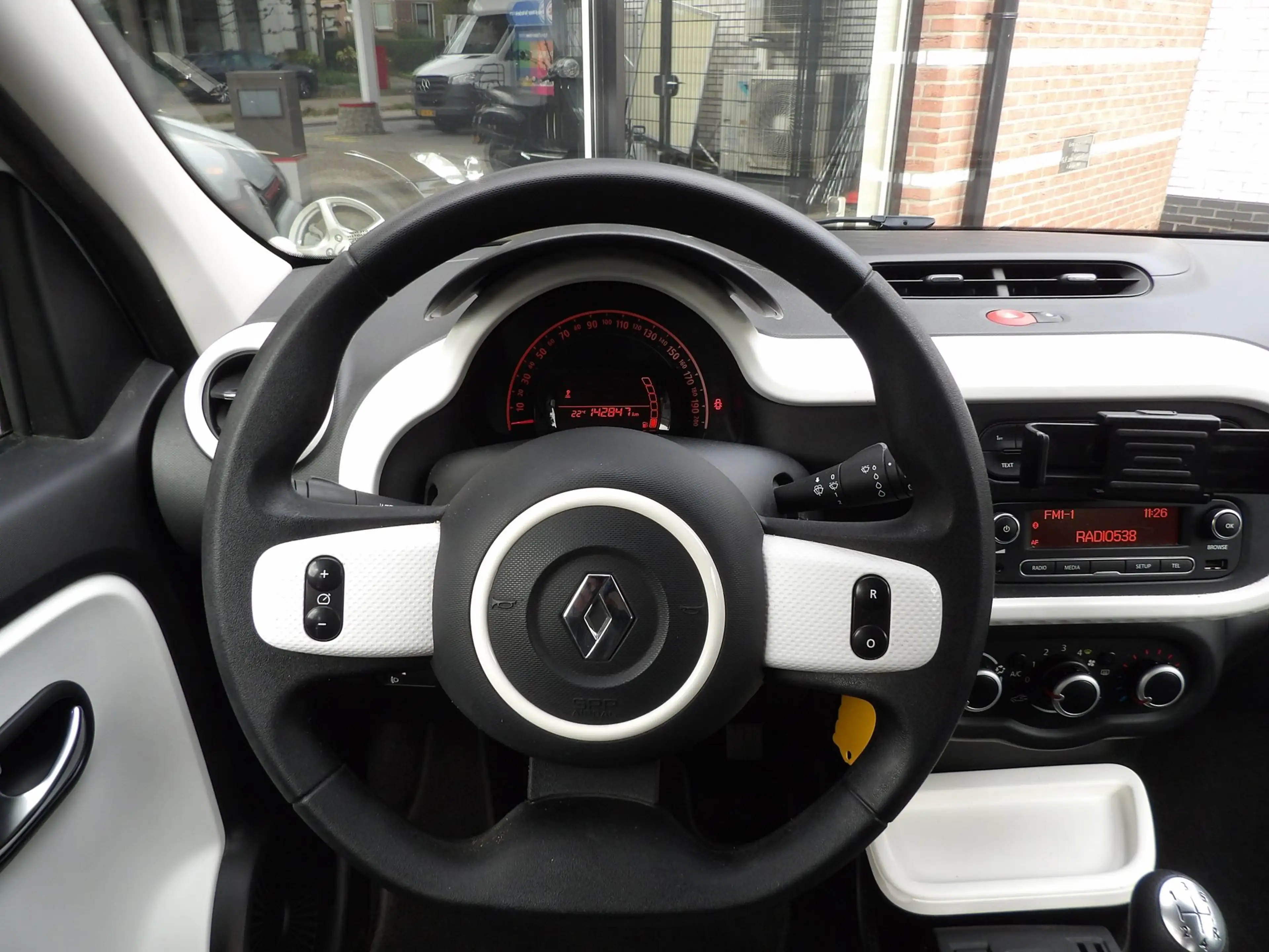 Renault Twingo 1.0 SCe Collection — photo 11