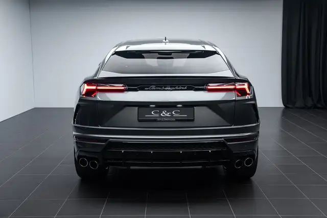 Lamborghini Urus view 3