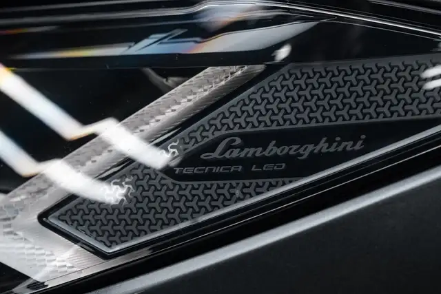 Lamborghini Urus view 9
