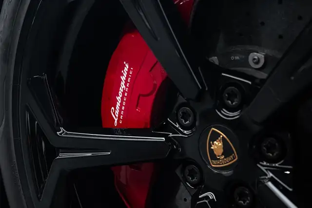 Lamborghini Urus view 7