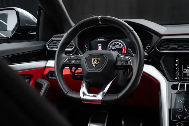 Lamborghini Urus view 11
