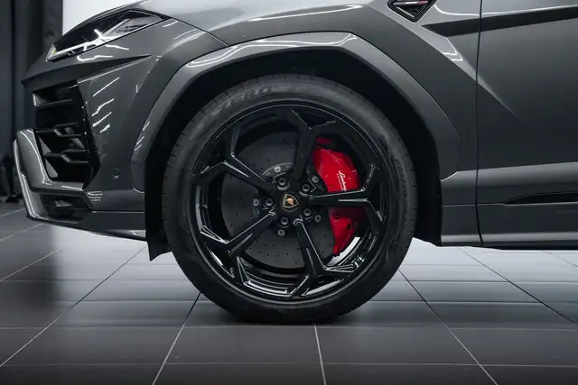 Lamborghini Urus view 6