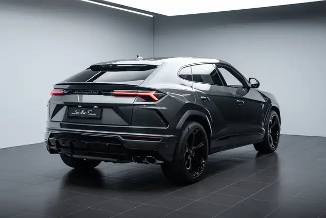 Lamborghini Urus view 4
