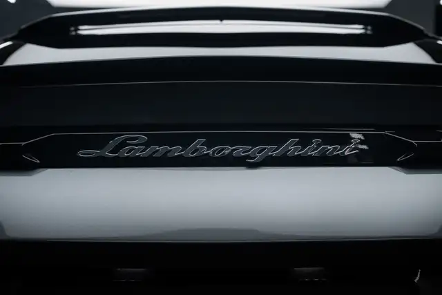 Lamborghini Urus view 5