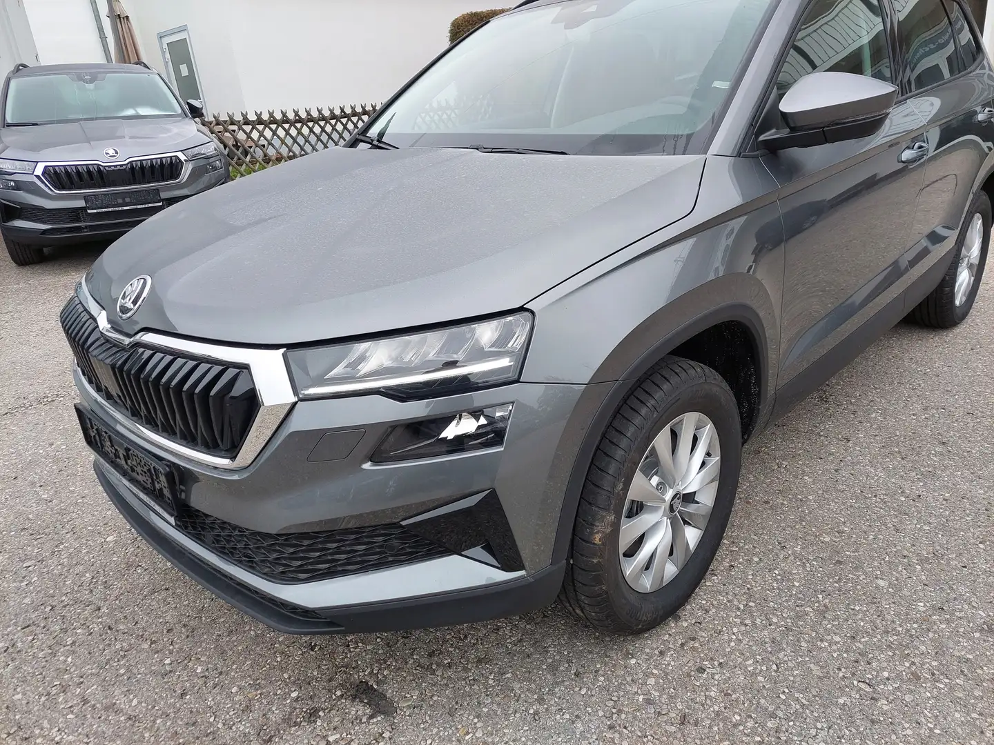 Skoda Karoq 1.5 TSI DSG Selection 130Jahre 4J.Gar. AHK Kamera Gris - 2