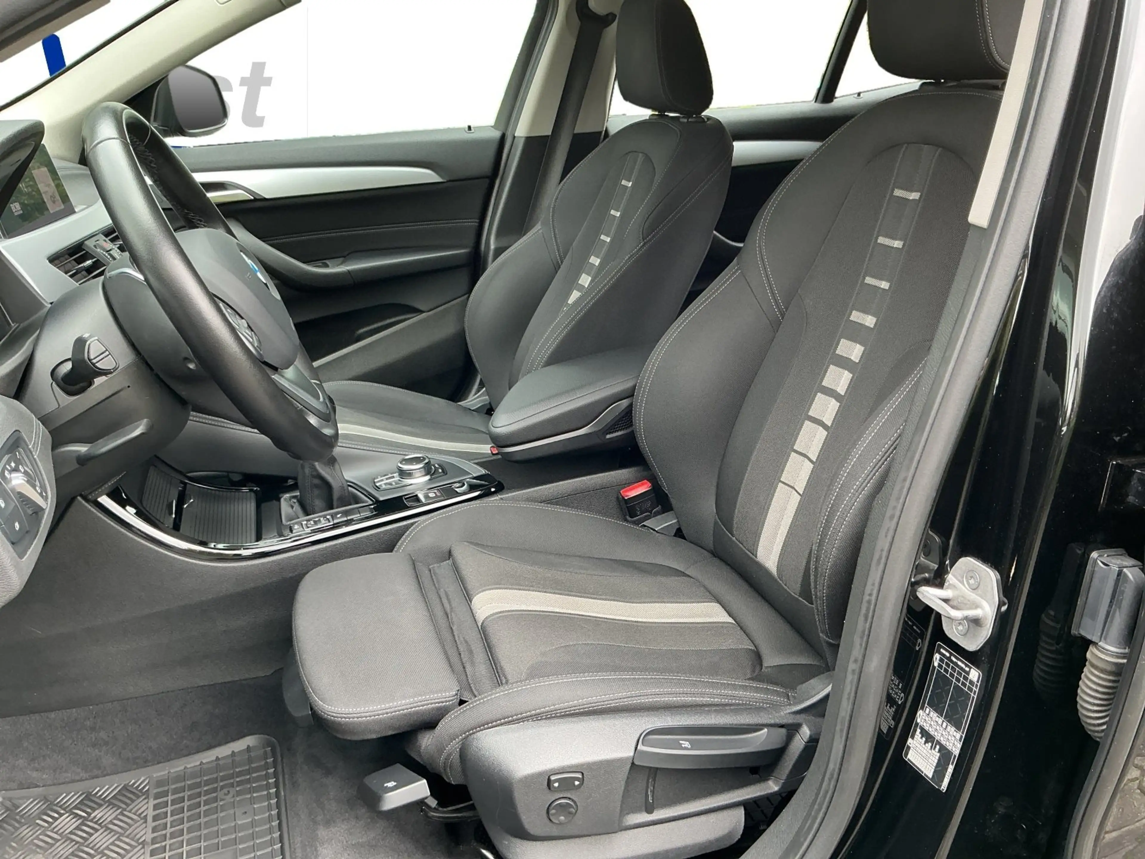 BMW X2 sDrive18d Advantage DAB LED Kamera — photo 9