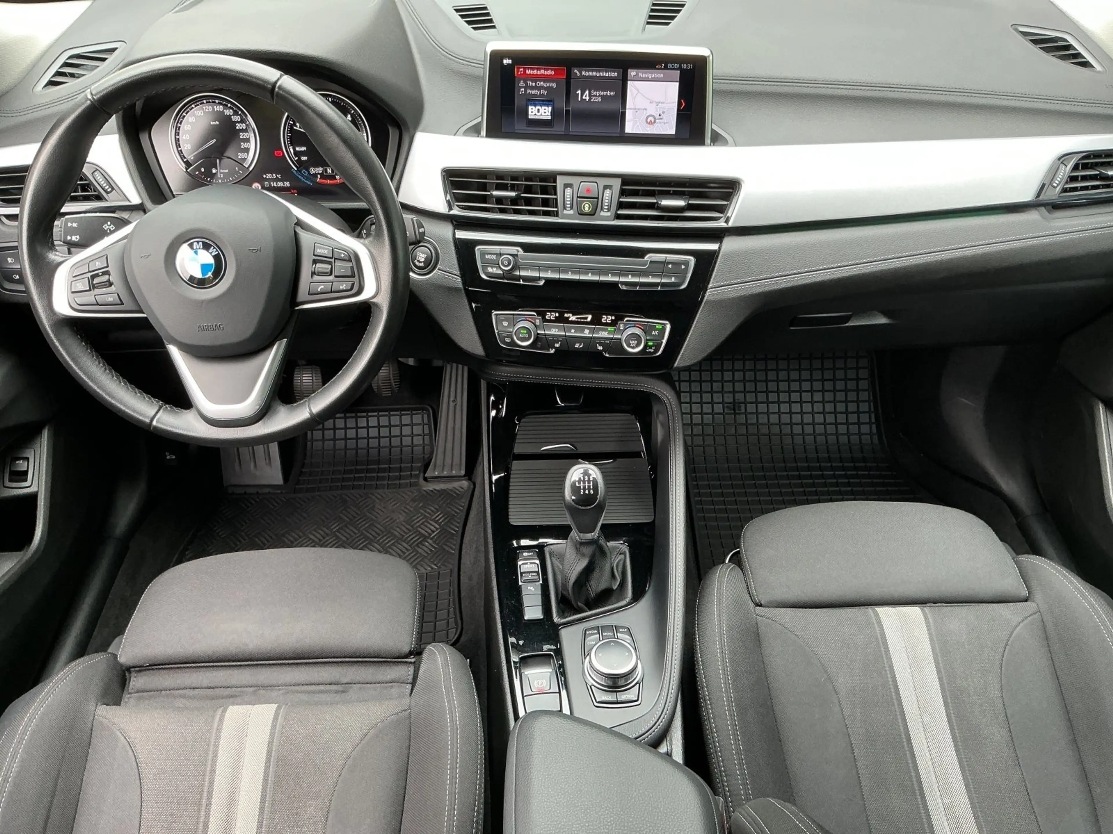 BMW X2 sDrive18d Advantage DAB LED Kamera — photo 11