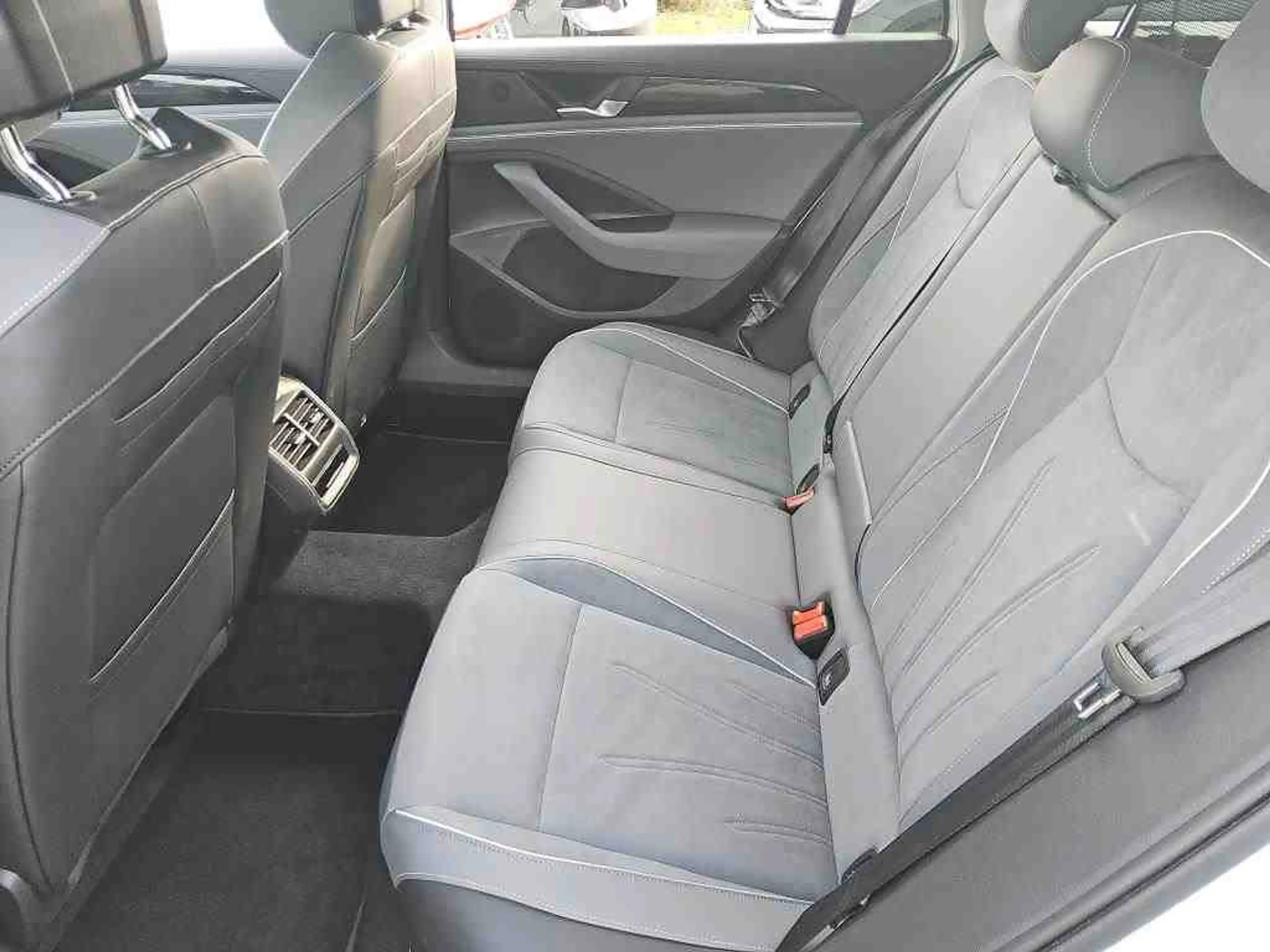 Volkswagen Passat Variant 1.5 eTSI DSG BUSNIESS*LED*HUD*AHK — photo 9