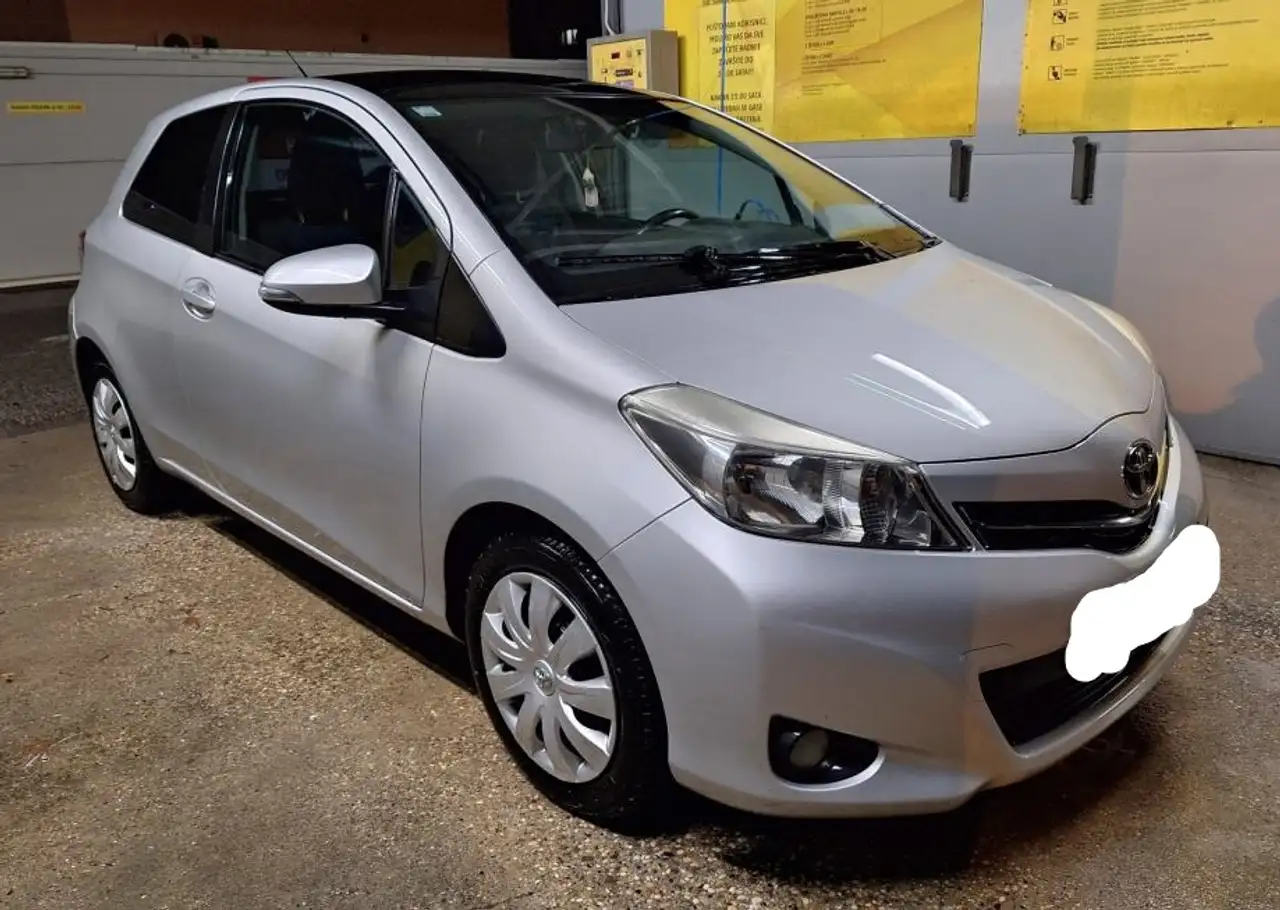 Toyota Yaris 75 D-4DLinÃ©a Sol 2012