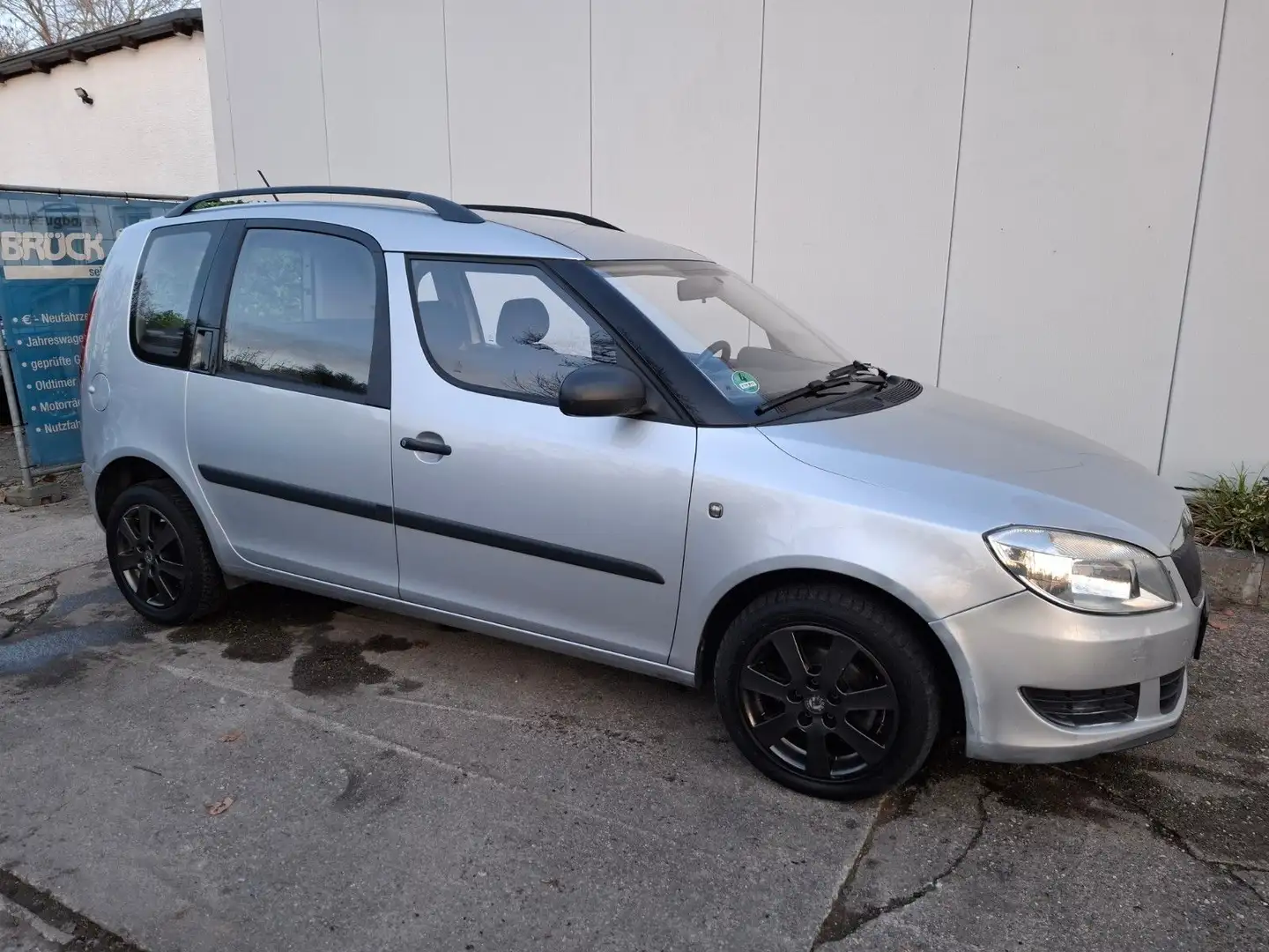 Skoda Roomster guter Zustand. 1. Hand, Inspektion neu Silber - 1