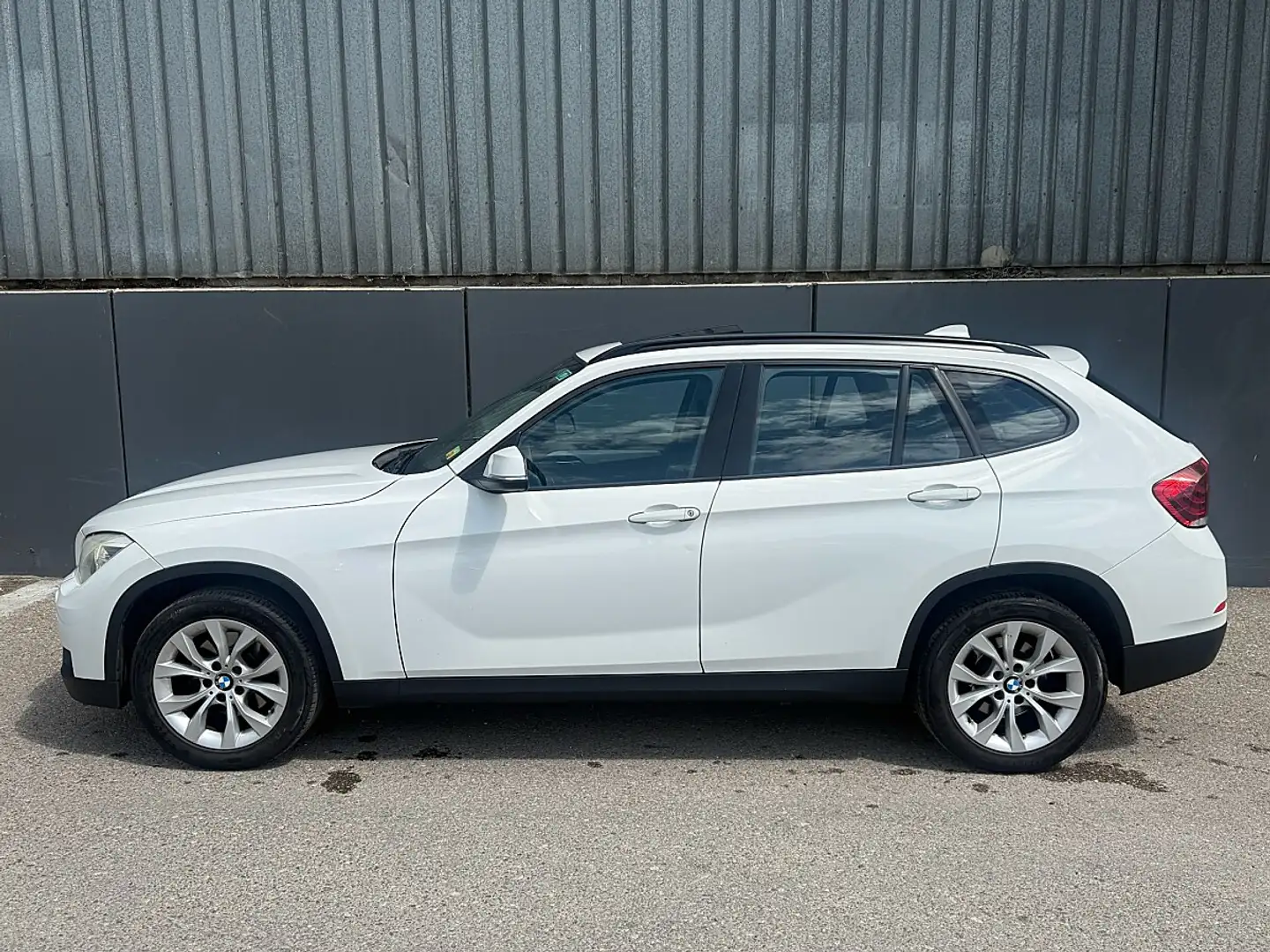 BMW X1 sDrive18i|  PICKERL BIS 09/2026 |PANORAMADACH | Weiß - 2