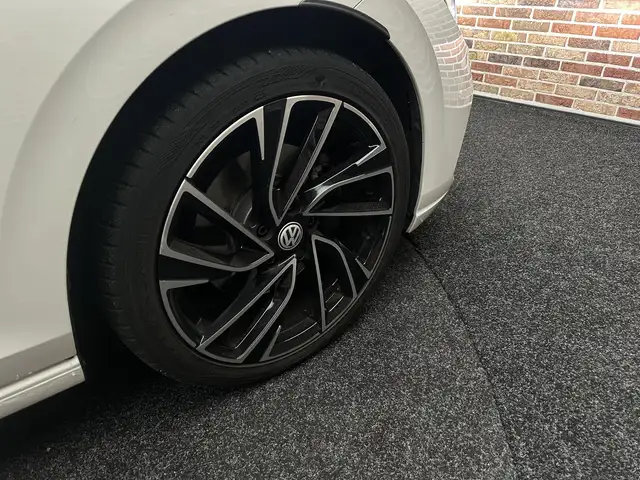 Volkswagen Golf view 8